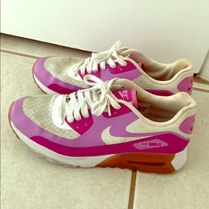 Nike women’s pink Air Max